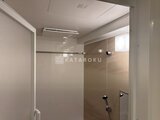 クレアティフ三軒茶屋 モダンな建具で仕切られた落ち着きのあるシャワールーム