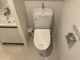 クレアティフ三軒茶屋 温水洗浄便座付きのモダンなトイレと洗面台