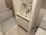 クレアティフ三軒茶屋 白を基調とした清潔感のある洗面台とシャワーブースの様子