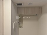 クレアティフ三軒茶屋 洗濯機置き場と上部収納が備わった洗面室