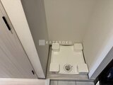 クレアティフ三軒茶屋 洗濯機置き場を備えた明るい脱衣スペース