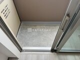 クレアティフ三軒茶屋 バルコニーへ続く開放的なガラス戸からの眺め
