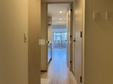 クレアティフ三軒茶屋 廊下から光が差し込むリビング方向を見た開放的な通路