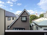 クレアティフ三軒茶屋 晴れた日中に撮影した、モダンな外観の建物の一部と周辺住宅の様