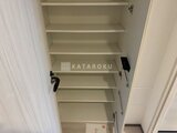クレアティフ三軒茶屋 複数の可動棚を備えたクローゼット内部の様子