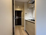 クレアティフ三軒茶屋 明るい色調でまとめた、コンパクトなキッチンスペースの様子
