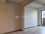 クレアティフ三軒茶屋 開放的な間取りのリビングダイニングと洋室を仕切るガラス引き戸