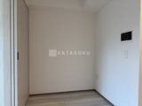 クレアティフ三軒茶屋 明るく落ち着いた雰囲気の洋室、壁掛けテレビ対応の居室空間