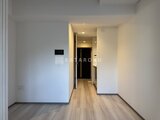 クレアティフ三軒茶屋 明るく開放的なリビングダイニングから玄関へ向かう廊下の様子