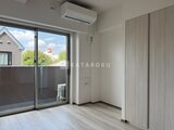 クレアティフ三軒茶屋 明るい採光が入るバルコニー付きの洋室