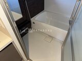クレアティフ三軒茶屋 浴槽と洗い場がゆとりよく配置されたバスルーム