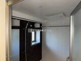 クレアティフ三軒茶屋 黒い壁パネルのシャワーブースと白壁で落ち着いた浴室空間