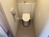 クレアティフ三軒茶屋 温かみのある壁紙のトイレ空間と新しいウォシュレット便座