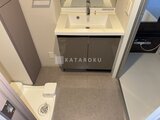 クレアティフ三軒茶屋 洗面台と調湿性の高いフロアを備えた清潔感のある洗面室
