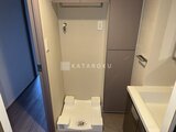 クレアティフ三軒茶屋 洗濯機置き場と洗面台が備わったユーティリティスペース