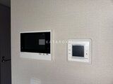 クレアティフ三軒茶屋 壁埋め込み型のモニター付きインターホンと室内モニター