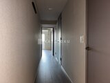クレアティフ三軒茶屋 明るい光の入る廊下と両側の居室ドア