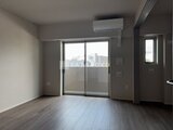クレアティフ三軒茶屋 バルコニーへつながる大きな窓から光が入る明るいリビング