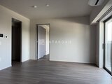 クレアティフ三軒茶屋 明るい窓採光のリビングダイニング、ダークフロア張りの開放的な