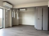 クレアティフ三軒茶屋 明るい採光が入るシンプルで開放的なリビングダイニング空間