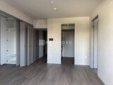 クレアティフ三軒茶屋 複数のクローゼットと居室への出入口を備えた廊下スペース