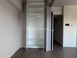 クレアティフ三軒茶屋 開き戸の大型クローゼットとリビングダイニング入口が見える洋室