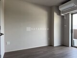 クレアティフ三軒茶屋 明るい日光が入る落ち着いた色合いのリビングダイニング空間