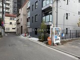 モノリス錦糸町 外観と前面道路。
