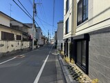 クレアティフ駒澤大学前 外観前面道路。