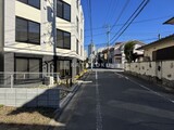 クレアティフ駒澤大学前 外観と前面道路。