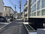 Skuld神楽坂 外観と前面道路。