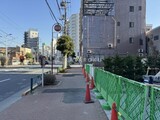 グランエール西日暮里ノース 外観と歩道写真。
