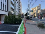 グランエール西日暮里ノース 外観と歩道写真。