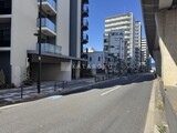 プレディアコート西日暮里 前面道路と外観。