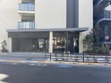 プレディアコート西日暮里 前面道路と外観。