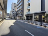 プレディアコート西日暮里 前面道路と外観。
