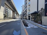 プレディアコート西日暮里 歩道と外観。