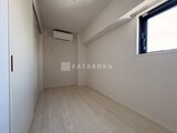 プレディアコート西日暮里 明るい窓から光が入る、シンプルで開放的な洋室