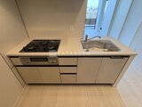 プレディアコート西日暮里 ガスコンロと流し台が並ぶ明るいキッチン