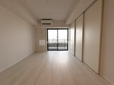 プレディアコート西日暮里 明るい採光の洋室とバルコニー眺望が開放的な空間