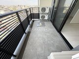 プレディアコート西日暮里 都市景観を望むバルコニーと空調室外機の設置スペース