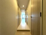 プレディアコート西日暮里 木目調のドア配置が落ち着いた印象の廊下空間