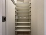 プレディアコート西日暮里 可動棚が並ぶ玄関の収納