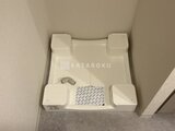 プレディアコート西日暮里 洗濯機パンと給水栓が備わった洗面脱衣室の床面