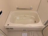 プレディアコート西日暮里 白を基調とした浴室の浴槽と手すり
