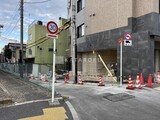 ラグゼナ北千住2 外観と歩道。