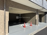 ラグゼナ北千住2 建物入口のカーポート部分、奥行きのある駐車スペースの様子