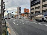 ラグゼナ北千住2 外観と前面道路。