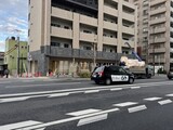 ラグゼナ北千住2 外観と前面道路。