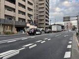 ラグゼナ北千住2 外観と前面道路。
